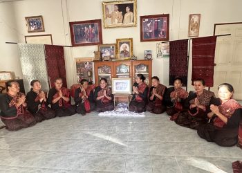 กาฬสินธุ์น้อมรำลึก “เก้าอี้” พระบรมราชชนนีพันปีหลวงทรงประทับ ระหว่างทรงเสด็จเยี่ยมพสกนิกรชาวผู้ไทยบ้านโพน อำเภอคำม่วง จังหวัดกาฬสินธุ์ 19 กาฬสินธุ์น้อมรำลึก “เก้าอี้” พระบรมราชชนนีพันปีหลวงทรงประทับ ระหว่างทรงเสด็จเยี่ยมพสกนิกรชาวผู้ไทยบ้านโพน อำเภอคำม่วง จังหวัดกาฬสินธุ์