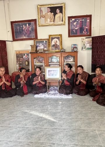 กาฬสินธุ์น้อมรำลึก “เก้าอี้” พระบรมราชชนนีพันปีหลวงทรงประทับ ระหว่างทรงเสด็จเยี่ยมพสกนิกรชาวผู้ไทยบ้านโพน อำเภอคำม่วง จังหวัดกาฬสินธุ์
