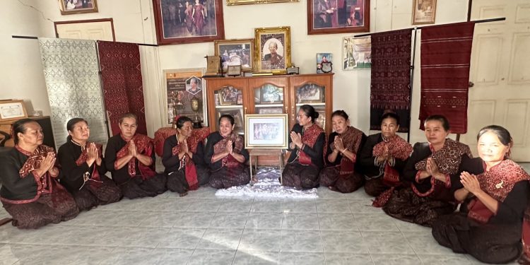 กาฬสินธุ์น้อมรำลึก “เก้าอี้” พระบรมราชชนนีพันปีหลวงทรงประทับ ระหว่างทรงเสด็จเยี่ยมพสกนิกรชาวผู้ไทยบ้านโพน อำเภอคำม่วง จังหวัดกาฬสินธุ์ 12 กาฬสินธุ์น้อมรำลึก “เก้าอี้” พระบรมราชชนนีพันปีหลวงทรงประทับ ระหว่างทรงเสด็จเยี่ยมพสกนิกรชาวผู้ไทยบ้านโพน อำเภอคำม่วง จังหวัดกาฬสินธุ์