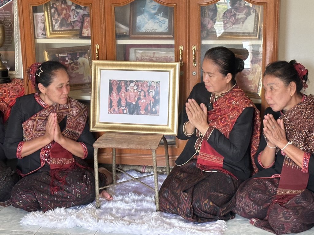 กาฬสินธุ์น้อมรำลึก “เก้าอี้” พระบรมราชชนนีพันปีหลวงทรงประทับ ระหว่างทรงเสด็จเยี่ยมพสกนิกรชาวผู้ไทยบ้านโพน อำเภอคำม่วง จังหวัดกาฬสินธุ์ 13 Talknews Online