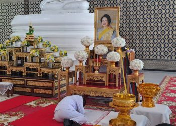 ผู้ว่าฯพังงา พร้อมข้าราชการ และพสกนิกรทุกหมู่เหล่า ร่วมพิธีถวายน้ำสรงพระบรมศพ เบื้องหน้าพระฉายาลักษณ์ สมเด็จพระนางเจ้าสิริกิติ์ พระบรมราชินีนาถ พระบรมราชชนนีพันปีหลวง “พระผู้เสด็จสู่สวรรคาลัย” 18 ผู้ว่าฯพังงา พร้อมข้าราชการ และพสกนิกรทุกหมู่เหล่า ร่วมพิธีถวายน้ำสรงพระบรมศพ เบื้องหน้าพระฉายาลักษณ์ สมเด็จพระนางเจ้าสิริกิติ์ พระบรมราชินีนาถ พระบรมราชชนนีพันปีหลวง “พระผู้เสด็จสู่สวรรคาลัย”