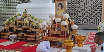 ผู้ว่าฯพังงา พร้อมข้าราชการ และพสกนิกรทุกหมู่เหล่า ร่วมพิธีถวายน้ำสรงพระบรมศพ เบื้องหน้าพระฉายาลักษณ์ สมเด็จพระนางเจ้าสิริกิติ์ พระบรมราชินีนาถ พระบรมราชชนนีพันปีหลวง “พระผู้เสด็จสู่สวรรคาลัย” 32 ผู้ว่าฯพังงา พร้อมข้าราชการ และพสกนิกรทุกหมู่เหล่า ร่วมพิธีถวายน้ำสรงพระบรมศพ เบื้องหน้าพระฉายาลักษณ์ สมเด็จพระนางเจ้าสิริกิติ์ พระบรมราชินีนาถ พระบรมราชชนนีพันปีหลวง “พระผู้เสด็จสู่สวรรคาลัย”