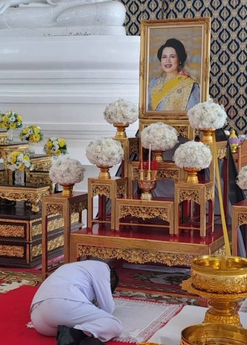 ผู้ว่าฯพังงา พร้อมข้าราชการ และพสกนิกรทุกหมู่เหล่า ร่วมพิธีถวายน้ำสรงพระบรมศพ เบื้องหน้าพระฉายาลักษณ์ สมเด็จพระนางเจ้าสิริกิติ์ พระบรมราชินีนาถ พระบรมราชชนนีพันปีหลวง “พระผู้เสด็จสู่สวรรคาลัย”