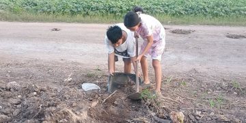 ปราจีนบุรี ชื่นชม2หนูน้อยโรงเรียนดังขุดดินถมถนน 31 ปราจีนบุรี ชื่นชม2หนูน้อยโรงเรียนดังขุดดินถมถนน