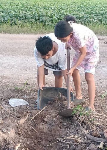 ปราจีนบุรี ชื่นชม2หนูน้อยโรงเรียนดังขุดดินถมถนน
