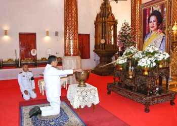 ผู้ว่าแพร่ พร้อมพสกนิกรชาวแพร่ ร่วมพิธีถวายน้ำสรงพระบรมศพ เบื้องหน้าพระฉายาลักษณ์สมเด็จพระนางเจ้าสิริกิติ์พระบรมราชินีนาถพระบรมราชชนนีพันปีหลวงและลงนามแสดงความไว้อาลัย 33 ผู้ว่าแพร่ พร้อมพสกนิกรชาวแพร่ ร่วมพิธีถวายน้ำสรงพระบรมศพ เบื้องหน้าพระฉายาลักษณ์สมเด็จพระนางเจ้าสิริกิติ์พระบรมราชินีนาถพระบรมราชชนนีพันปีหลวงและลงนามแสดงความไว้อาลัย
