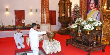 ผู้ว่าแพร่ พร้อมพสกนิกรชาวแพร่ ร่วมพิธีถวายน้ำสรงพระบรมศพ เบื้องหน้าพระฉายาลักษณ์สมเด็จพระนางเจ้าสิริกิติ์พระบรมราชินีนาถพระบรมราชชนนีพันปีหลวงและลงนามแสดงความไว้อาลัย 29 ผู้ว่าแพร่ พร้อมพสกนิกรชาวแพร่ ร่วมพิธีถวายน้ำสรงพระบรมศพ เบื้องหน้าพระฉายาลักษณ์สมเด็จพระนางเจ้าสิริกิติ์พระบรมราชินีนาถพระบรมราชชนนีพันปีหลวงและลงนามแสดงความไว้อาลัย