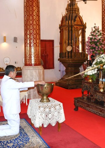 ผู้ว่าแพร่ พร้อมพสกนิกรชาวแพร่ ร่วมพิธีถวายน้ำสรงพระบรมศพ เบื้องหน้าพระฉายาลักษณ์สมเด็จพระนางเจ้าสิริกิติ์พระบรมราชินีนาถพระบรมราชชนนีพันปีหลวงและลงนามแสดงความไว้อาลัย