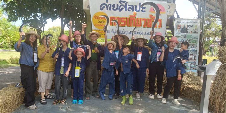 ชมรมศิลปะเด็กบ้านศิลป์ไทย จัดกิจกรรม "ค่ายศิลปะการเกี่ยวข้าว" พาเด็กๆ เรียนรู้วิธีชีวิตชาวนา ฝึกให้เด็กเห็นความสำคัญของข้าว 12 ชมรมศิลปะเด็กบ้านศิลป์ไทย จัดกิจกรรม “ค่ายศิลปะการเกี่ยวข้าว” พาเด็กๆ เรียนรู้วิธีชีวิตชาวนา ฝึกให้เด็กเห็นความสำคัญของข้าว