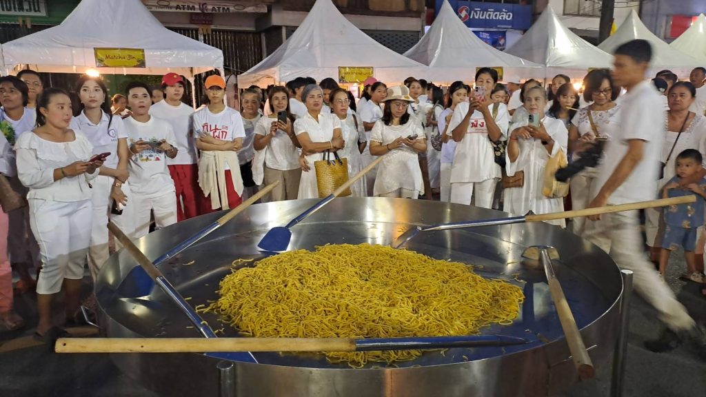 พังงา–คนแห่ร่วมงานอิ่มบุญ9บาทกลางตลาดเมืองพังงา จ่าย9บาทกินอาหารเจฟรีได้กว่า130ซุ้ม 13 Talknews Online