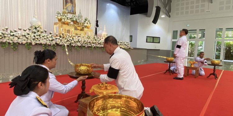 ชาวนราธิวาสหลั่งไหลร่วมถวายน้ำสรงพระบรมศพ สมเด็จพระนางเจ้าสิริกิติ์ พระบรมราชินีนาถ พระบรมราชชนนีพันปีหลวง ด้วยความอาลัยยิ่ง