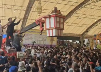 เจ้าภาพ ร่วมบุญหลวงพ่อแป๊ะ โปรยทาน 4 แสน งานทอดกฐิน คนแห่ร่วมพิธีหลายพัน