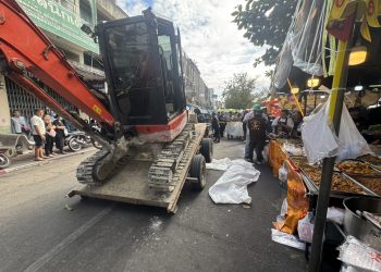 นครปฐม หญิงดวงดับ ถูกรถบรรกระบะบรรทุกรถแบ๊คโฮ เกี่ยวแล้วทับร่างช่วงซื้ออาหารเจ กลางเมืองนครปฐม