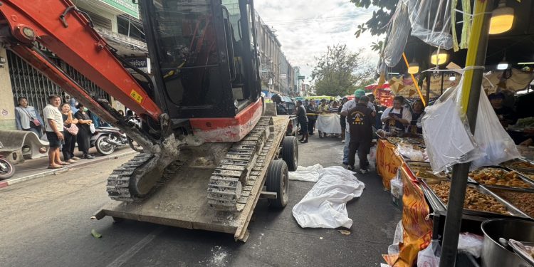 นครปฐม หญิงดวงดับ ถูกรถบรรกระบะบรรทุกรถแบ๊คโฮ เกี่ยวแล้วทับร่างช่วงซื้ออาหารเจ กลางเมืองนครปฐม