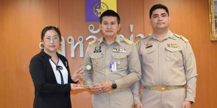 จังหวัดน่านมอบโล่ประกาศเกียรติคุณเชิดชู “วิสาหกิจชุมชนบ่อสวกเฮิร์บ” ต้นแบบเกษตรกรผลิตสมุนไพรคุณภาพ 12 จังหวัดน่านมอบโล่ประกาศเกียรติคุณเชิดชู “วิสาหกิจชุมชนบ่อสวกเฮิร์บ” ต้นแบบเกษตรกรผลิตสมุนไพรคุณภาพ