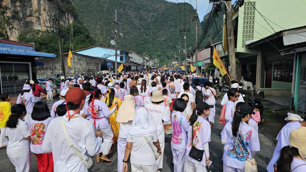 พังงา/ยิ่งใหญ่แห่พระรอบเมืองพังงา ม้าทรงกว่า 500 องค์ รวมกว่า 20 ศาลเจ้า โชว์อภินิหารร่วมพิธีอิ้วเก้ง 13 Talknews Online