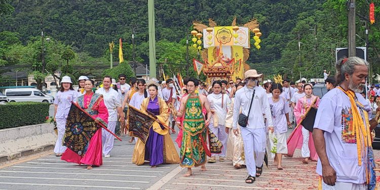 พังงา/ยิ่งใหญ่แห่พระรอบเมืองพังงา ม้าทรงกว่า 500 องค์ รวมกว่า 20 ศาลเจ้า โชว์อภินิหารร่วมพิธีอิ้วเก้ง 12 พังงา/ยิ่งใหญ่แห่พระรอบเมืองพังงา ม้าทรงกว่า 500 องค์ รวมกว่า 20 ศาลเจ้า โชว์อภินิหารร่วมพิธีอิ้วเก้ง