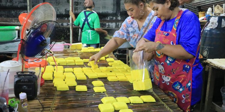 พังงา –หรอยแรง เต้าหู้พังงา “น้องปลา เต้ากั้ว” สูตรโบราณขายดีรับเทศกาลกินเจ ทำต่อเนื่อง 24 ชั่วโมง วันละกว่า 2,000 ลูก 12 พังงา –หรอยแรง เต้าหู้พังงา “น้องปลา เต้ากั้ว” สูตรโบราณขายดีรับเทศกาลกินเจ ทำต่อเนื่อง 24 ชั่วโมง วันละกว่า 2,000 ลูก