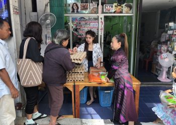 เบตง ทำบุญแจกข้าวสาร ไข่ไก่ ให้กับประชาชน เพื่อทำความดี ในวันเกิด และถวายเป็นพระราชกุศลแด่สมเด็จพระนางเจ้าสิริกิติ์ พระบรมราชินีนาถ พระบรมราชชนนีพันปีหลวง 18 เบตง ทำบุญแจกข้าวสาร ไข่ไก่ ให้กับประชาชน เพื่อทำความดี ในวันเกิด และถวายเป็นพระราชกุศลแด่สมเด็จพระนางเจ้าสิริกิติ์ พระบรมราชินีนาถ พระบรมราชชนนีพันปีหลวง