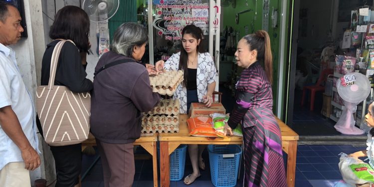 เบตง ทำบุญแจกข้าวสาร ไข่ไก่ ให้กับประชาชน เพื่อทำความดี ในวันเกิด และถวายเป็นพระราชกุศลแด่สมเด็จพระนางเจ้าสิริกิติ์ พระบรมราชินีนาถ พระบรมราชชนนีพันปีหลวง 12 เบตง ทำบุญแจกข้าวสาร ไข่ไก่ ให้กับประชาชน เพื่อทำความดี ในวันเกิด และถวายเป็นพระราชกุศลแด่สมเด็จพระนางเจ้าสิริกิติ์ พระบรมราชินีนาถ พระบรมราชชนนีพันปีหลวง