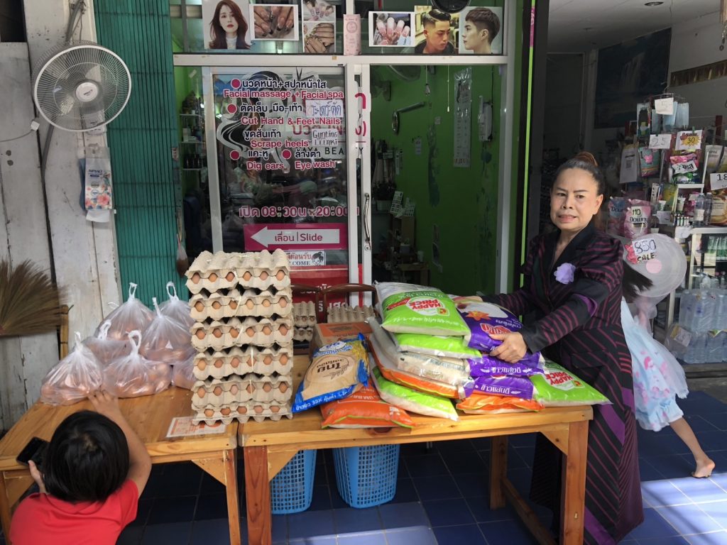 เบตง ทำบุญแจกข้าวสาร ไข่ไก่ ให้กับประชาชน เพื่อทำความดี ในวันเกิด และถวายเป็นพระราชกุศลแด่สมเด็จพระนางเจ้าสิริกิติ์ พระบรมราชินีนาถ พระบรมราชชนนีพันปีหลวง 13 Talknews Online