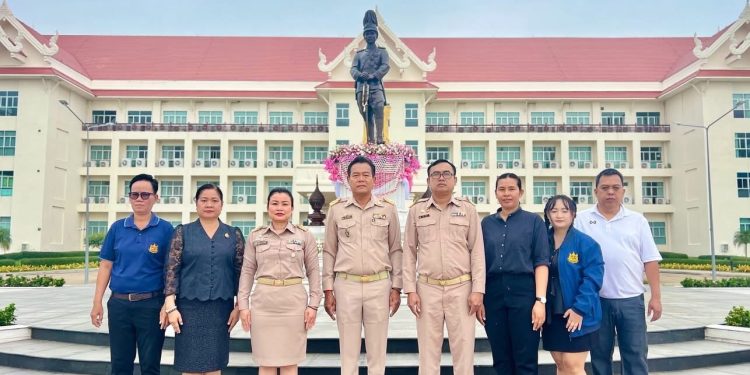 กาฬสินธุ์ ผอ.ทสจ.กาฬสินธุ์ถือฤกษ์ดี กราบสักการะสิ่งศักดิ์สิทธิ์ ก่อนเดินทางรับตำแหน่งผอ.สำนักจัดการทรัพยากรป่าไม้ที่ 4