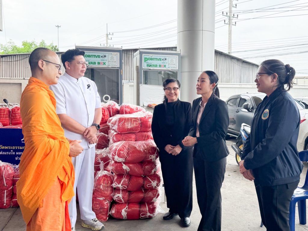 วัดพระธรรมกาย มูลนิธิธรรมกาย เครือข่าย “บวร” อ.คลองหลวง ร่วม อบจ.ปทุมธานี มอบถุงยังชีพ ช่วยเหลือผู้ประสบอุทกภัยและครัวเรือนเปราะบางในจังหวัดปทุมธานี 13 Talknews Online