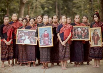 แม่ครูหมอลำชาวผู้ไทย ดร.พรสวรรค์ แห่งวิทยาลัยนาฎศิลป์กาฬสินธุ์ ตามรอยพระพันปีหลวง ที่บ้านโพน สุดอาลัยแต่งกลอนความเป็นมาของผ้าไหมแพรวา ถวายอาลัย พระบรมราชชนนีพันปีหลวง