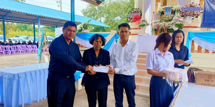 สิงห์บุรี / ผู้อำนวยการโรงเรียนวัดราษฎร์ประสิทธิ์ร่วมงานฌาปนกิจศพ พร้อมมอบคำอาลัย 12 สิงห์บุรี / ผู้อำนวยการโรงเรียนวัดราษฎร์ประสิทธิ์ร่วมงานฌาปนกิจศพ พร้อมมอบคำอาลัย