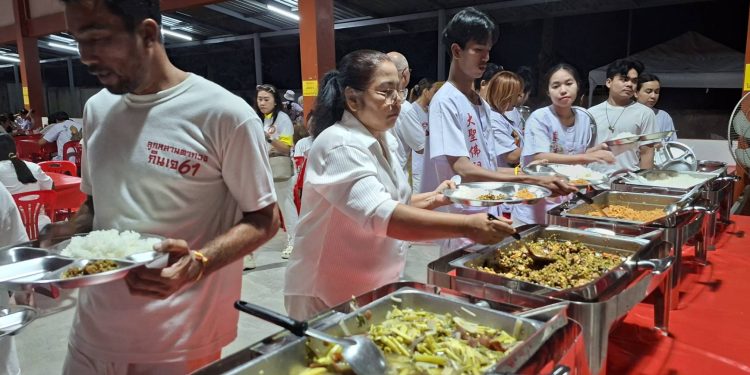 พังงา – ศาลเจ้าเฉ้งจุ้ยโจวซือ เลี้ยงอาหารเจฟรี 9 วัน ถวายเป็นพระราชกุศลแด่พระพันปีหลวง สืบสานประเพณีถือศีล-กินผัก 2568 12 พังงา – ศาลเจ้าเฉ้งจุ้ยโจวซือ เลี้ยงอาหารเจฟรี 9 วัน ถวายเป็นพระราชกุศลแด่พระพันปีหลวง สืบสานประเพณีถือศีล-กินผัก 2568