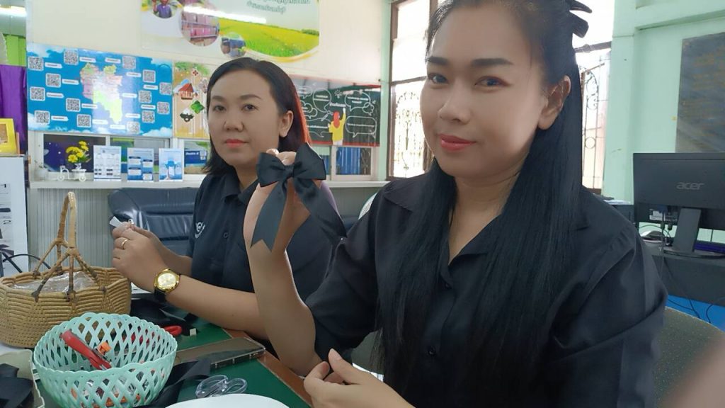 ปราจีนบุรี ศูนย์ส่งเสริมการเรียนรู้สอนทำริบบิ้นสีดำไว้อาลัยพระพันปีหลวง 13 Talknews Online