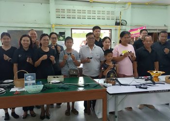 ปราจีนบุรี ศูนย์ส่งเสริมการเรียนรู้สอนทำริบบิ้นสีดำไว้อาลัยพระพันปีหลวง 15 ปราจีนบุรี ศูนย์ส่งเสริมการเรียนรู้สอนทำริบบิ้นสีดำไว้อาลัยพระพันปีหลวง