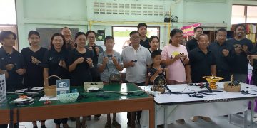 ปราจีนบุรี ศูนย์ส่งเสริมการเรียนรู้สอนทำริบบิ้นสีดำไว้อาลัยพระพันปีหลวง 32 ปราจีนบุรี ศูนย์ส่งเสริมการเรียนรู้สอนทำริบบิ้นสีดำไว้อาลัยพระพันปีหลวง