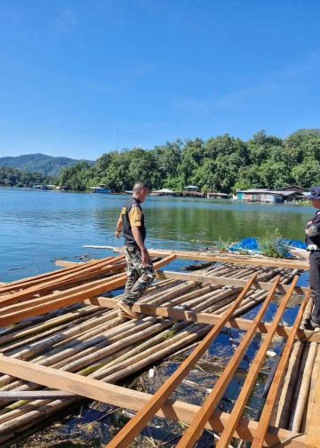 อุทยานฯ ลำน้ำน่าน – ศรีน่าน สนธิกำลังจับกุมลักลอบตัดไม้แปรรูปเถื่อนกลางอ่างเก็บน้ำเขื่อนสิริกิติ์ มูลค่ากว่า 2 แสนบาท