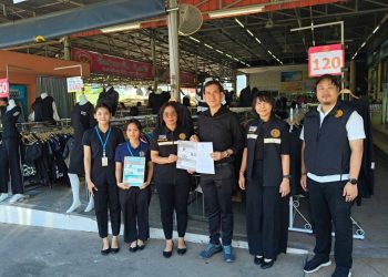 พาณิชย์แม่ฮ่องสอน ติดตามการจำหน่ายชุดดำและเสื้อผ้าโทนไว้ทุกข์ในตัวเมืองและกำชับคาดโทษร้านที่ฉวยโอกาสขึ้นราคา