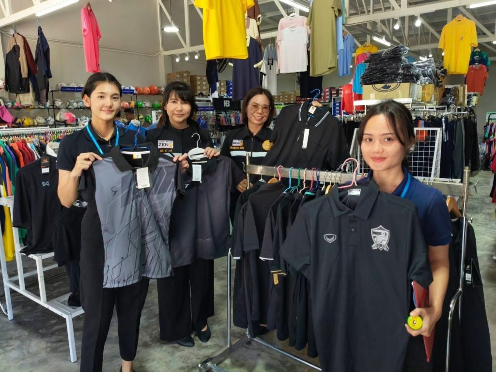 พาณิชย์แม่ฮ่องสอน ติดตามการจำหน่ายชุดดำและเสื้อผ้าโทนไว้ทุกข์ในตัวเมืองและกำชับคาดโทษร้านที่ฉวยโอกาสขึ้นราคา 13 Talknews Online