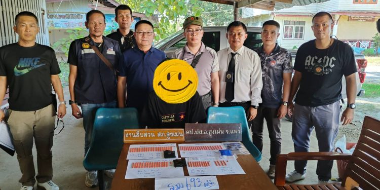 นอภ. สูงเม่น "สั่งเข้ม" ให้ปลัดอำเภอ พร้อมชุดสืบสวนฯ ปิดล้อมตรวจค้น บ้านเช่า รวบ 3 ผู้ต้องหา ของกลางยาบ้า รถเก๋ง มือถือ 7 เครื่อง 12 นอภ. สูงเม่น “สั่งเข้ม” ให้ปลัดอำเภอ พร้อมชุดสืบสวนฯ ปิดล้อมตรวจค้น บ้านเช่า รวบ 3 ผู้ต้องหา ของกลางยาบ้า รถเก๋ง มือถือ 7 เครื่อง