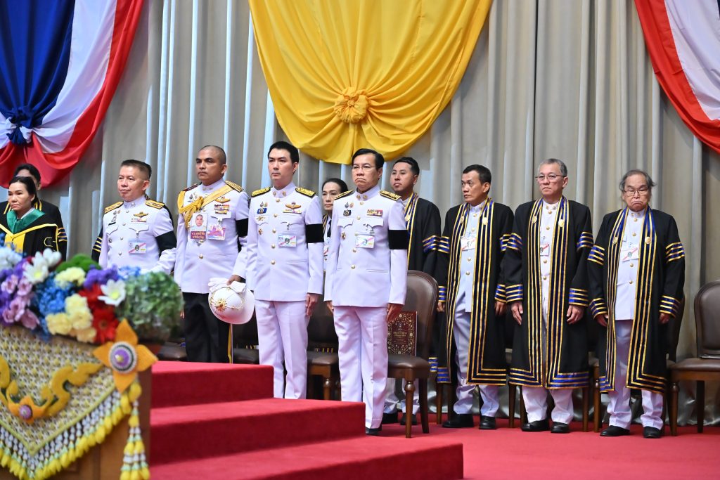 องคมนตรี เป็นผู้แทนพระองค์ ไปในพิธีพระราชทานปริญญาบัตรแก่ผู้สำเร็จการศึกษาจากมหาวิทยาลัยราชภัฏเขตภาคกลางและมหาวิทยาลัยสวนดุสิต ประจำปีการศึกษา 2566 วันที่สอง ณ มหาวิทยาลัยราชภัฏนครปฐม 13 Talknews Online