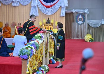 องคมนตรี เป็นผู้แทนพระองค์ ไปในพิธีพระราชทานปริญญาบัตรแก่ผู้สำเร็จการศึกษาจากมหาวิทยาลัยราชภัฏเขตภาคกลางและมหาวิทยาลัยสวนดุสิต ประจำปีการศึกษา 2566 วันที่สอง ณ มหาวิทยาลัยราชภัฏนครปฐม 17 องคมนตรี เป็นผู้แทนพระองค์ ไปในพิธีพระราชทานปริญญาบัตรแก่ผู้สำเร็จการศึกษาจากมหาวิทยาลัยราชภัฏเขตภาคกลางและมหาวิทยาลัยสวนดุสิต ประจำปีการศึกษา 2566 วันที่สอง ณ มหาวิทยาลัยราชภัฏนครปฐม