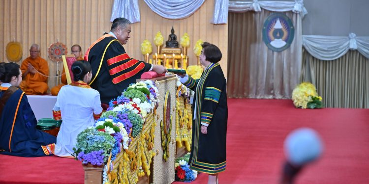 องคมนตรี เป็นผู้แทนพระองค์ ไปในพิธีพระราชทานปริญญาบัตรแก่ผู้สำเร็จการศึกษาจากมหาวิทยาลัยราชภัฏเขตภาคกลางและมหาวิทยาลัยสวนดุสิต ประจำปีการศึกษา 2566 วันที่สอง ณ มหาวิทยาลัยราชภัฏนครปฐม 12 องคมนตรี เป็นผู้แทนพระองค์ ไปในพิธีพระราชทานปริญญาบัตรแก่ผู้สำเร็จการศึกษาจากมหาวิทยาลัยราชภัฏเขตภาคกลางและมหาวิทยาลัยสวนดุสิต ประจำปีการศึกษา 2566 วันที่สอง ณ มหาวิทยาลัยราชภัฏนครปฐม