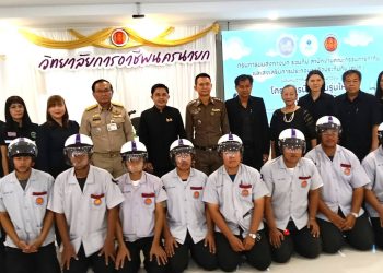 นครนายก ผู้ว่าฯ มอบหมวกกันน็อคให้นักศึกษา 18 นครนายก ผู้ว่าฯ มอบหมวกกันน็อคให้นักศึกษา