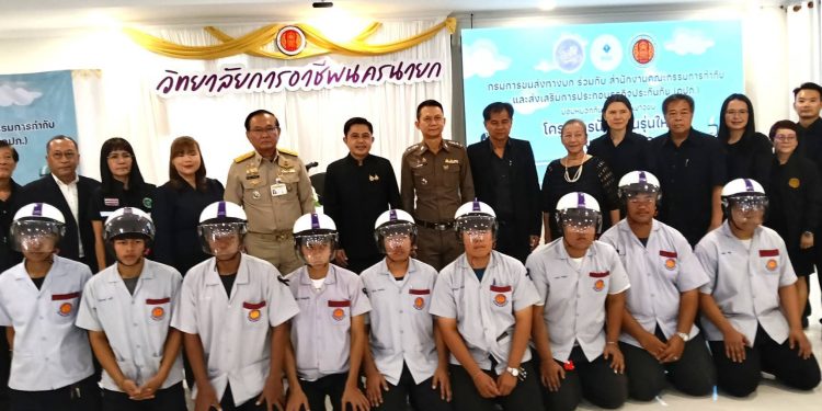 นครนายก ผู้ว่าฯ มอบหมวกกันน็อคให้นักศึกษา 12 นครนายก ผู้ว่าฯ มอบหมวกกันน็อคให้นักศึกษา