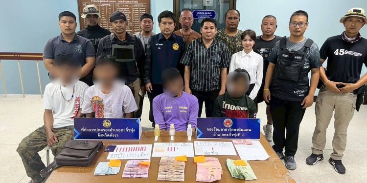 พังงา-ปกครองตะกั่วทุ่งจับพ่อค้ายาเสพติดพร้อมเงินของกลางกว่า 5 หมื่นบาท รวบวัยรุ่นมั่วสุมเสพยาอีก 3 รายในพื้นที่กระโสม 12 พังงา-ปกครองตะกั่วทุ่งจับพ่อค้ายาเสพติดพร้อมเงินของกลางกว่า 5 หมื่นบาท รวบวัยรุ่นมั่วสุมเสพยาอีก 3 รายในพื้นที่กระโสม