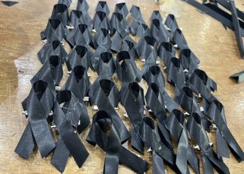 ชาว มทร.ล้านนา ทำโบว์สีดำถวายความอาลัย 5,000 ชิ้นสะท้อนพลังแห่งความจงรักภักดี น้อมรำลึกพระมหากรุณาธิคุณ 17 ชาว มทร.ล้านนา ทำโบว์สีดำถวายความอาลัย 5,000 ชิ้นสะท้อนพลังแห่งความจงรักภักดี น้อมรำลึกพระมหากรุณาธิคุณ