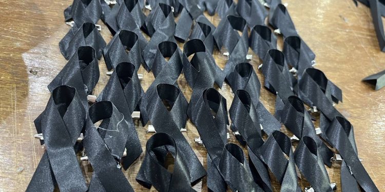 ชาว มทร.ล้านนา ทำโบว์สีดำถวายความอาลัย 5,000 ชิ้นสะท้อนพลังแห่งความจงรักภักดี น้อมรำลึกพระมหากรุณาธิคุณ 12 ชาว มทร.ล้านนา ทำโบว์สีดำถวายความอาลัย 5,000 ชิ้นสะท้อนพลังแห่งความจงรักภักดี น้อมรำลึกพระมหากรุณาธิคุณ