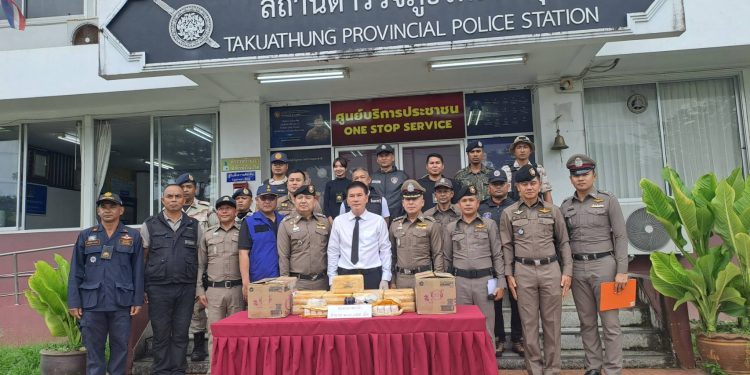 พังงา-ตำรวจพังงาแกะรอยพัสดุจากแม่ฮ่องสอนส่งถึงอำเภอตะกั่วทุ่งรวบผู้รับเครือข่ายค้ายาเสพติดสำคัญได้ของกลางยาบ้ากว่า2แสนเม็ด 12 พังงา-ตำรวจพังงาแกะรอยพัสดุจากแม่ฮ่องสอนส่งถึงอำเภอตะกั่วทุ่งรวบผู้รับเครือข่ายค้ายาเสพติดสำคัญได้ของกลางยาบ้ากว่า2แสนเม็ด