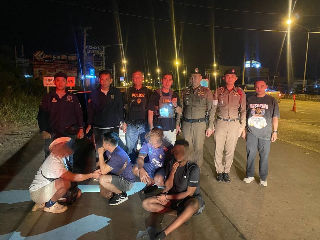 คุมเข้มชายแดน ตม.หนองคาย ร่วมกับ ชุด ชปข.3 กกล.สุรศักดิ์มนตรี จับกุม 2 ชาวต่างชาติไนจีเรียและสวีเดน ที่ลักลอบเข้าเมืองโดยผิดกฎหมายโดยมี 2 คนไทยให้การช่วยเหลือ 13 Talknews Online