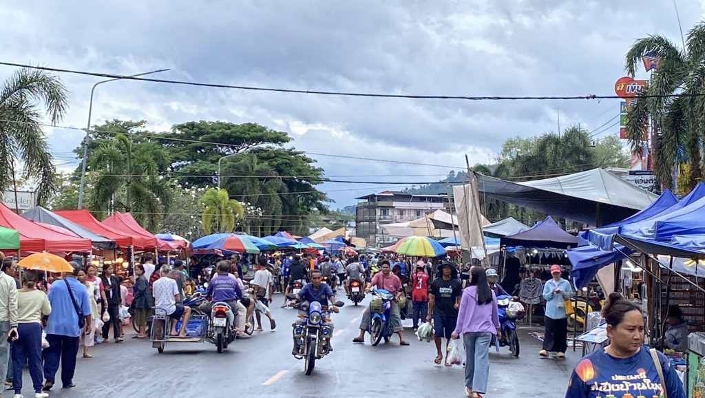 จ.ตราด ตลาดนัดบ่อไร่สุดคึกคัก! แห่ใช้สิทธิ “คนละครึ่ง” พร้อมรับลมหนาวแรกของปี 13 Talknews Online