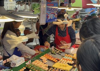 จ.ตราด ตลาดนัดบ่อไร่สุดคึกคัก! แห่ใช้สิทธิ “คนละครึ่ง” พร้อมรับลมหนาวแรกของปี 17 จ.ตราด ตลาดนัดบ่อไร่สุดคึกคัก! แห่ใช้สิทธิ “คนละครึ่ง” พร้อมรับลมหนาวแรกของปี