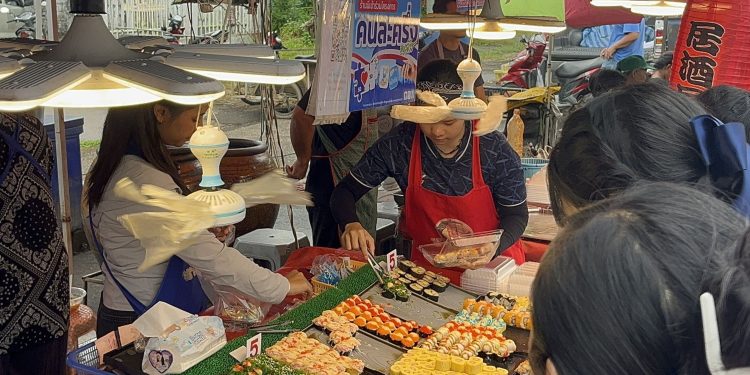 จ.ตราด ตลาดนัดบ่อไร่สุดคึกคัก! แห่ใช้สิทธิ “คนละครึ่ง” พร้อมรับลมหนาวแรกของปี 12 จ.ตราด ตลาดนัดบ่อไร่สุดคึกคัก! แห่ใช้สิทธิ “คนละครึ่ง” พร้อมรับลมหนาวแรกของปี